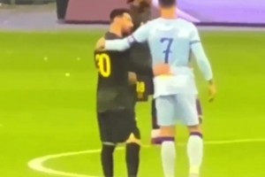 這畫面太美！C羅梅西同框，兩人握手摟肩微笑擁抱致意