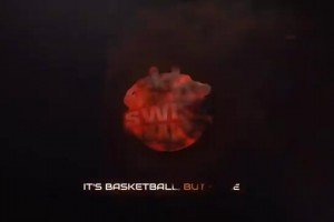 名場面：皮爾斯帶著自己狗在保羅的草坪上便便，然后趕緊逃跑！