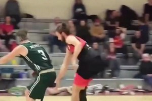 周鵬妻子帶兒子到場觀賽：“兒子說不定是來看趙睿的”...