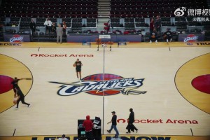 巧合嗎？獨(dú)行俠經(jīng)理Nico給球迷簽名，偏偏漏掉了身穿東契奇球衣的那位