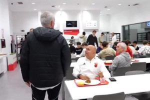 沒架子！穆里尼奧與本菲卡青訓(xùn)小球員一起吃飯