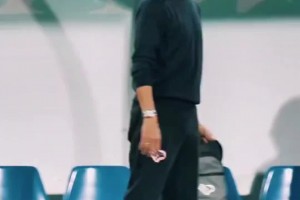 場邊激情慶祝！九爺已是滿頭白發(fā)