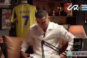 摩根錘了錘C羅的腹?。?..嗯，就像在敲花崗巖