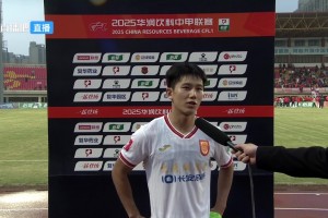 延吉冰天雪地，白色場(chǎng)地白色用球，這對(duì)前鋒和守門員都是考驗(yàn)