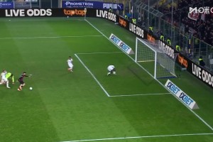 離譜空門不進！薩56單刀過掉鈴木彩艷，絕佳空門竟然打高了！