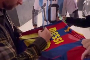 這都讓你們守到了！梅西參觀諾坎普給球迷簽名