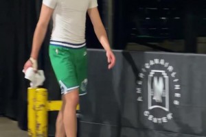 獨(dú)行俠還在不停地輸球！弗拉格賽后很沮喪，但依舊耐心為球迷簽名