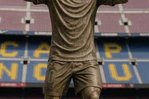 會(huì)是哪個(gè)瞬間？拉波爾塔稱討論在諾坎普為梅西立雕像