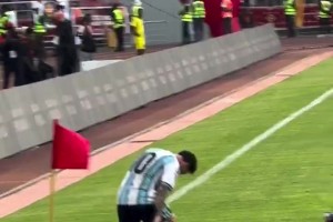 臥槽！主罰角球險(xiǎn)些閃了梅西的老腰