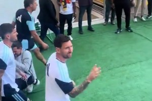 領(lǐng)袖氣質(zhì)！梅西率領(lǐng)阿根廷國(guó)家隊(duì)出場(chǎng)