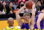 馬布里搶籃板時疑似掃到郭艾倫眼睛！