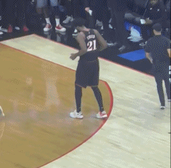 先別高興還沒(méi)贏呢！恩比德得知巴恩斯6犯離場(chǎng)后搖頭晃腦跳起恰恰