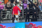 太有愛了！周琦帶孩子出席全運(yùn)會(huì)頒獎(jiǎng)儀式！
