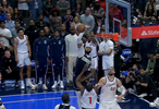 哈登上籃遭加福德封蓋，裁判回看確認(rèn)快船獨(dú)行俠進(jìn)雙加時(shí)